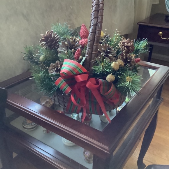 Christmas evergreen basket (artificial) - Picture 2 of 5